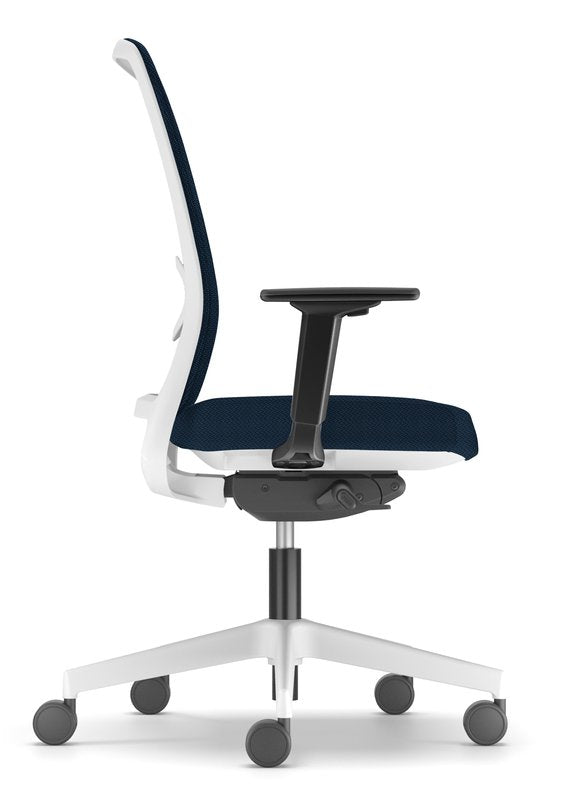 Sedia operativa Nice - base bianca, struttura schienale bianca rete e sedile blu navy