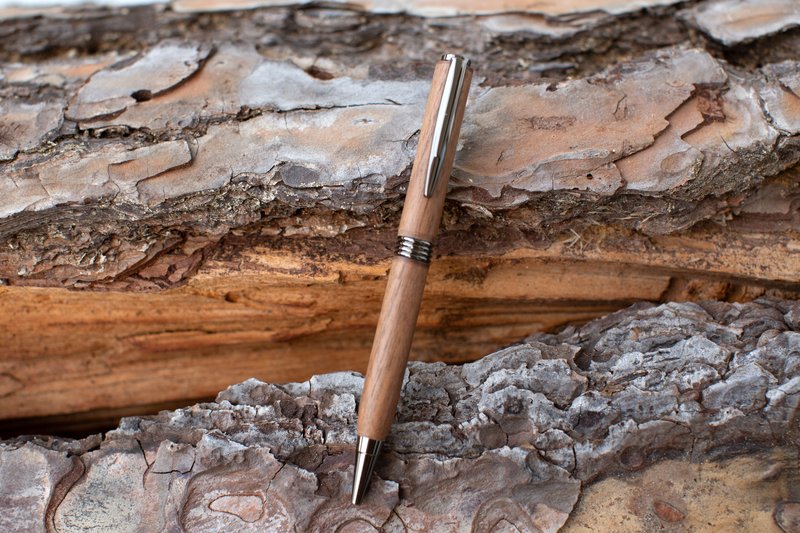 Penna a sfera Essence fusto noce - nero